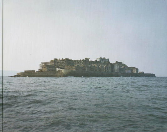 軍艦島 (Gunkanjima)